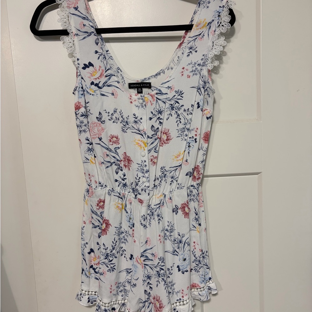 Kendall & Kylie White Floral Lace-Trim Romper. Size XS